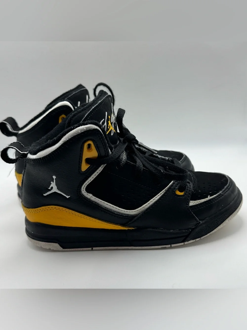 Nike Air Jordan Flight Youth Sneakers Size 13C Black Yellow White 2012 Preowned - Picture 6 of 9